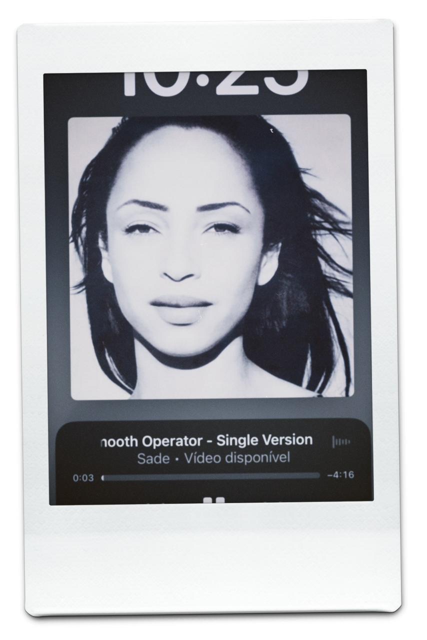 Tocando Smooth Operator da Sade