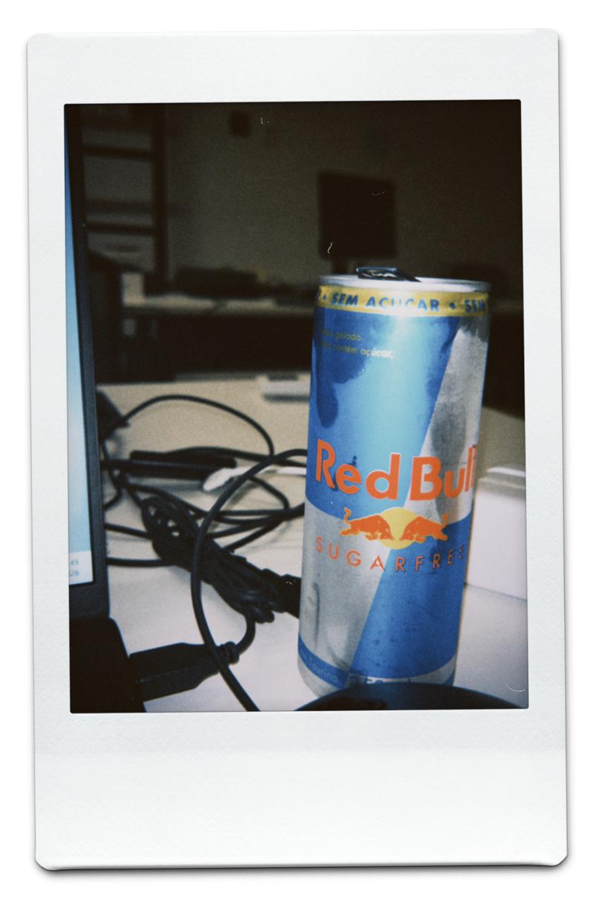 Red Bull Sugar Free na mesa de trabalho