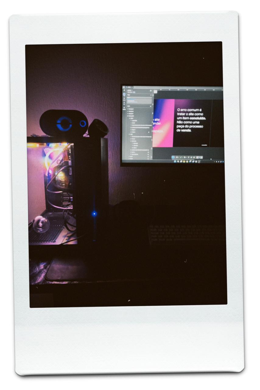 Setup de trabalho à noite com PC gamer