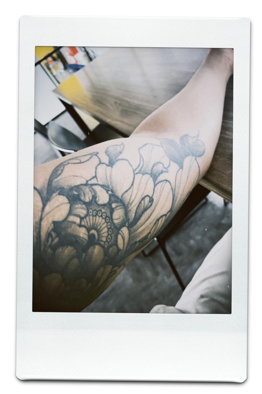 Tatuagem floral no braço