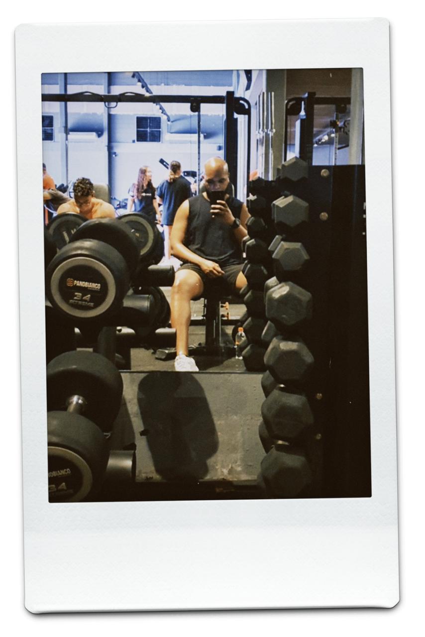Treino na academia em frente ao espelho